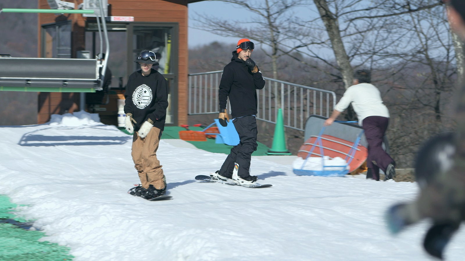 スノーボードを満喫する雄大、貴之「TERRACE HOUSE OPENING NEW DOORS」5th WEEK（C）フジテレビ／イースト・エンタテインメント
