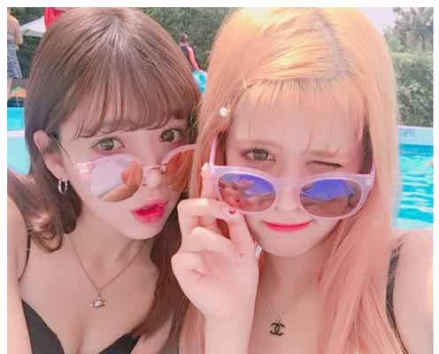 藤田ニコル&紗蘭、お揃い黒ビキニで”朝プール” 色白美ボディに視線集中
