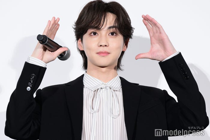 チョコの大きさを再現する吉野北人(C)モデルプレス