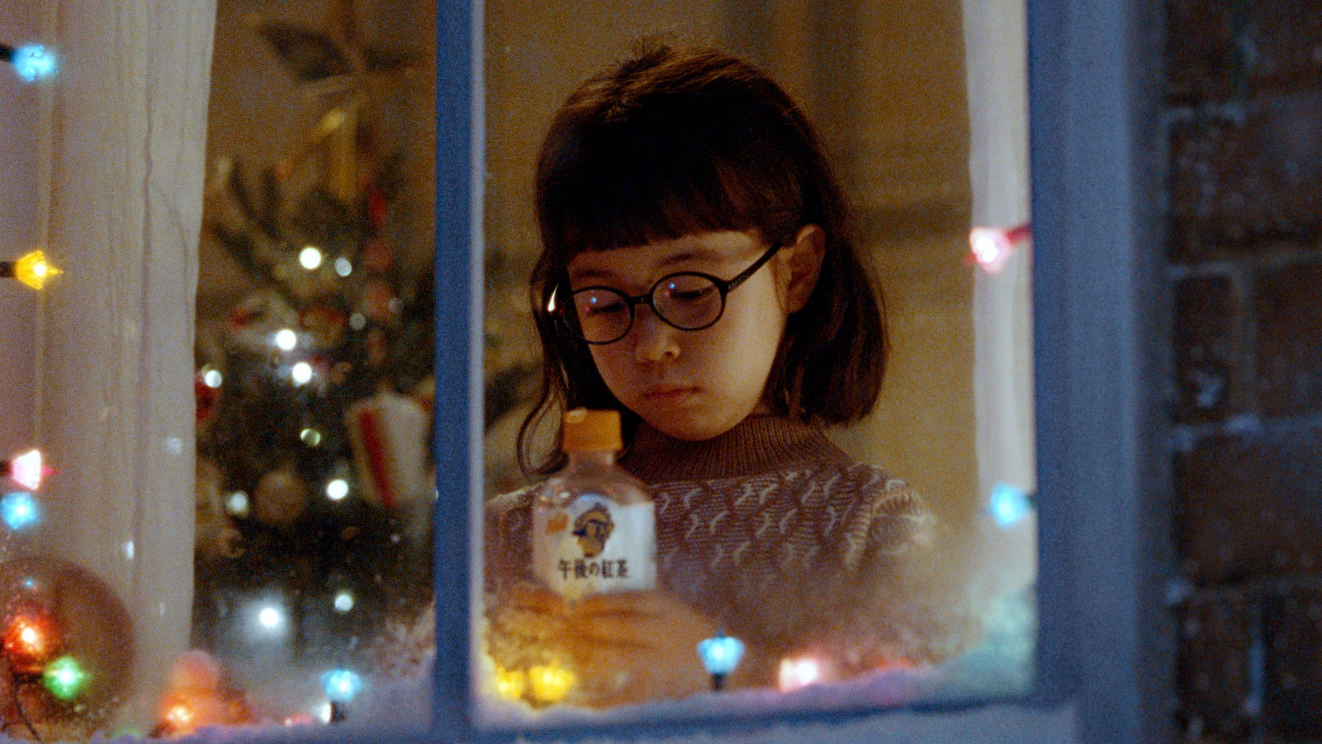 「キリン 午後の紅茶」の新CM 「雪だるまの夢」篇より（提供写真）