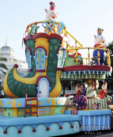 新たに追加されたフロートは、三匹の子ぶたがプレゼントをラッピングする「ラッピング工房のフロート」（C）Disney