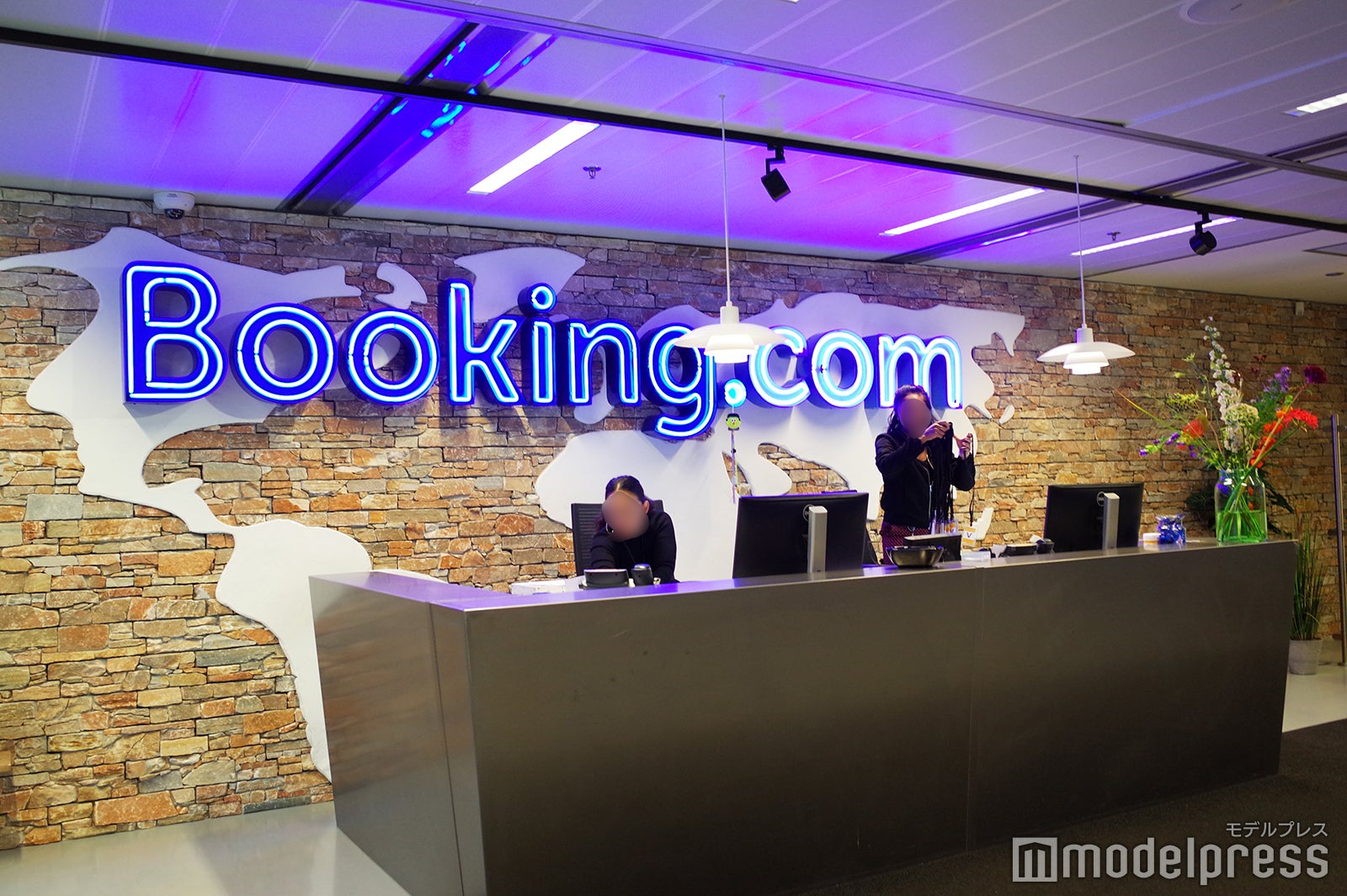 Bookng.com本社屋受付（C）モデルプレス