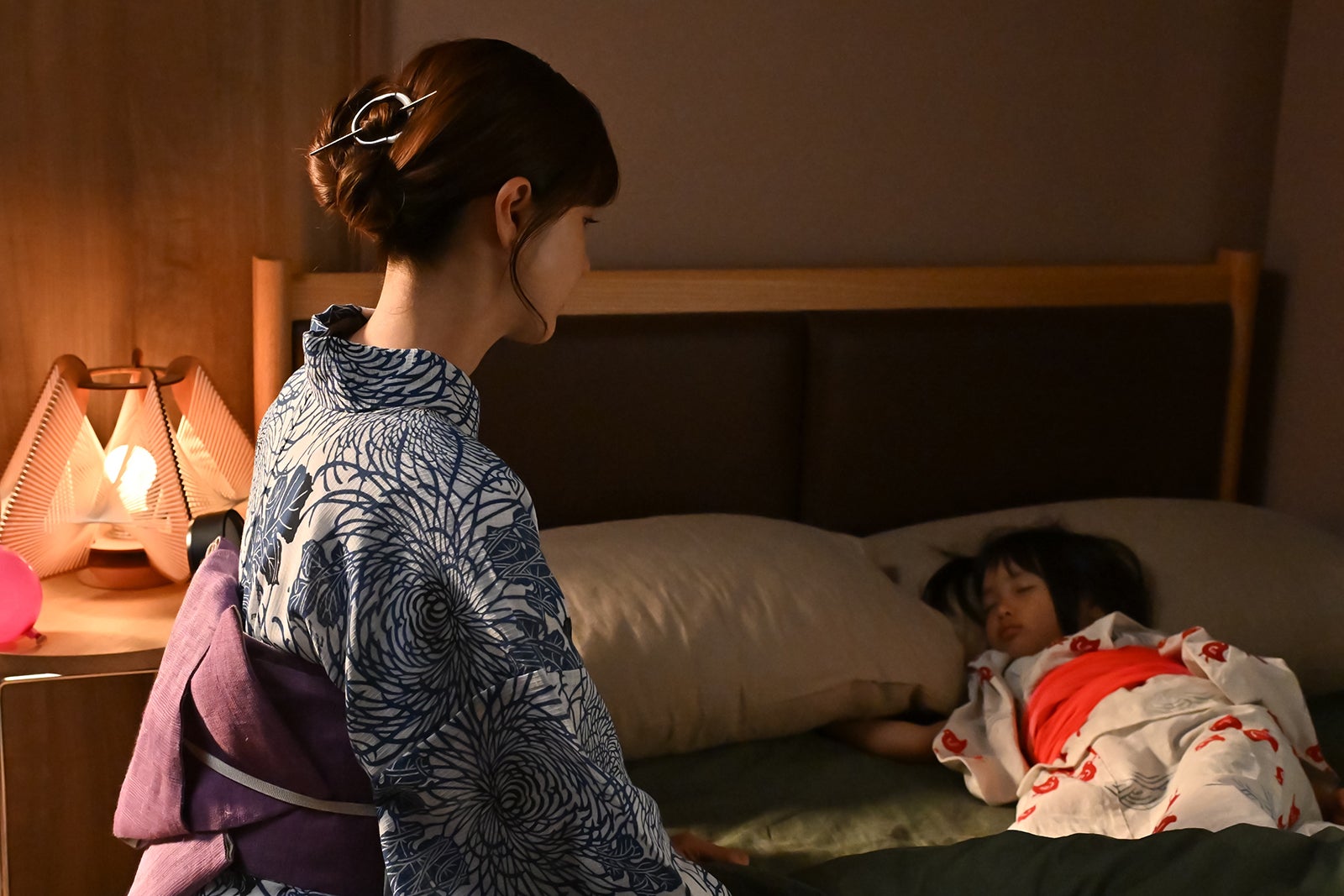 松本若菜、倉田瑛茉「西園寺さんは家事をしない」第8話より（C）TBS