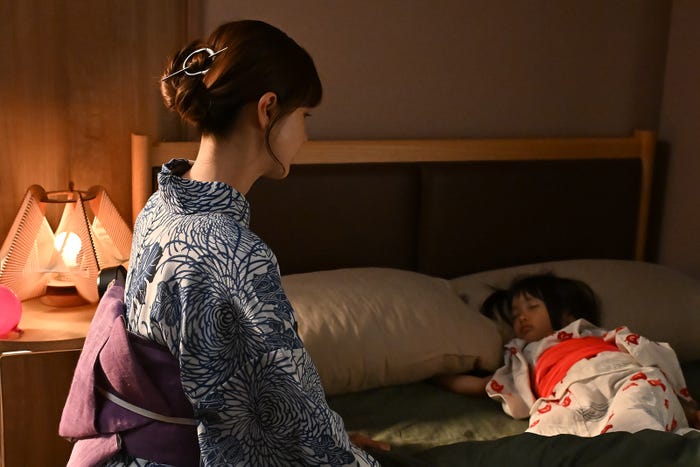 松本若菜、倉田瑛茉「西園寺さんは家事をしない」第8話より(C)TBS