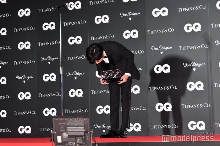 深々とお辞儀をする田中圭(C)モデルプレス