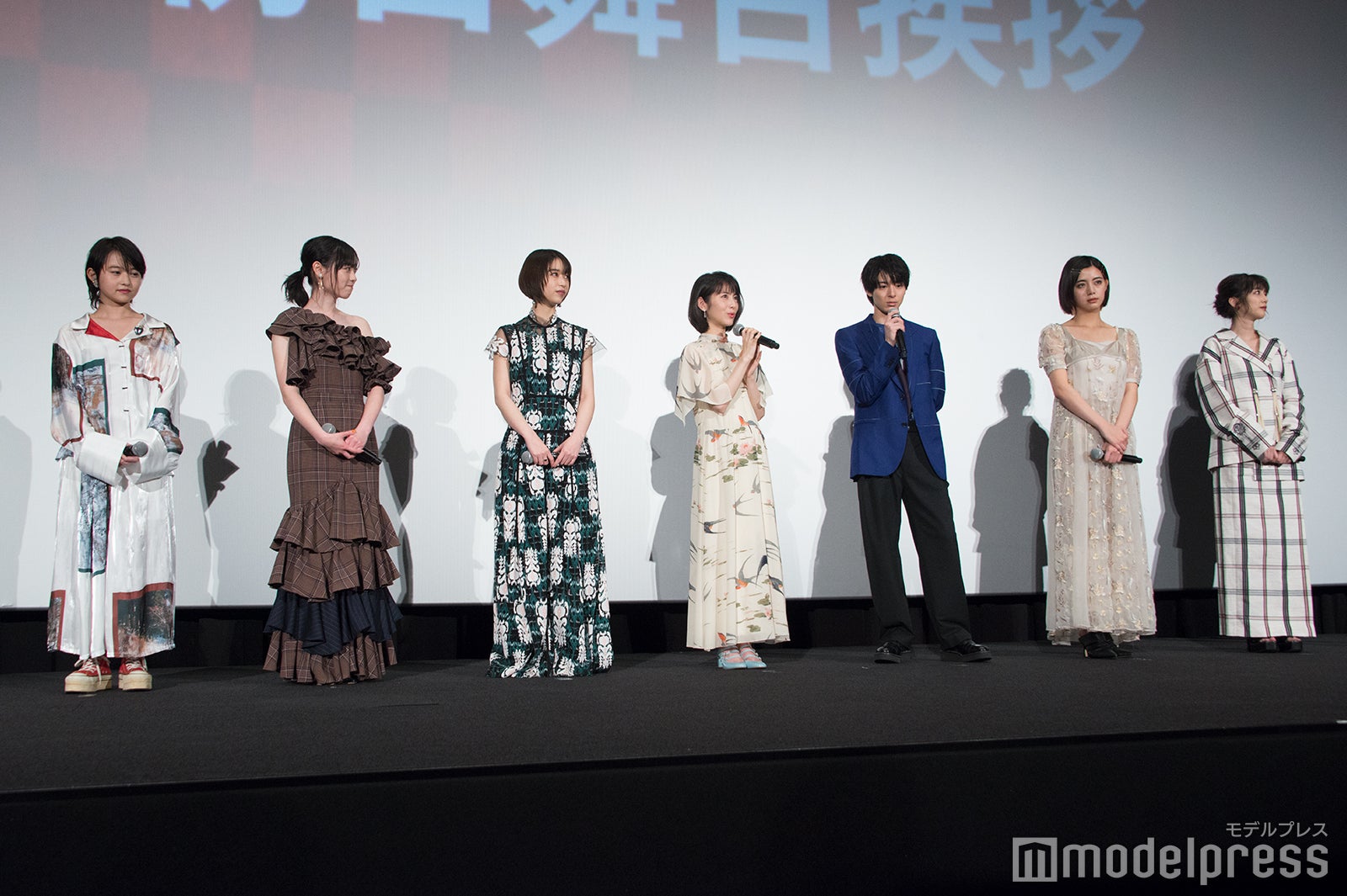 （左から）伊藤万理華、福原遥、森川葵、浜辺美波、高杉真宙、池田エライザ、松田るか（C）モデルプレス