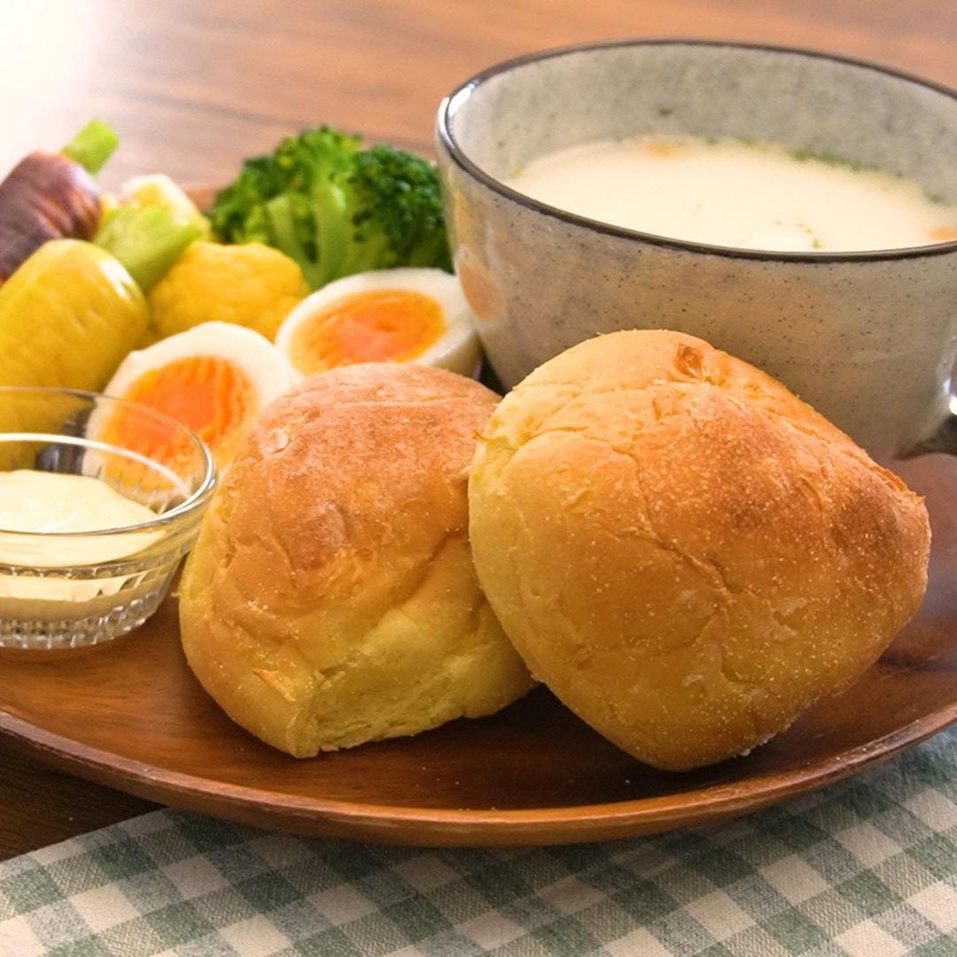 コストコの北海道コーンブレッドロールとスープ