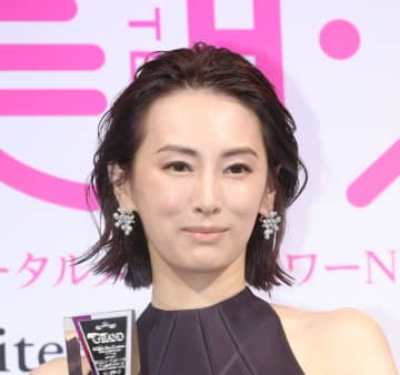 北川景子 ドレスで透き通る素肌に会場騒然「美しさ輝きがすごい」と司会者絶賛 「2025美的 GRAND ベストビューティウーマン」受賞
