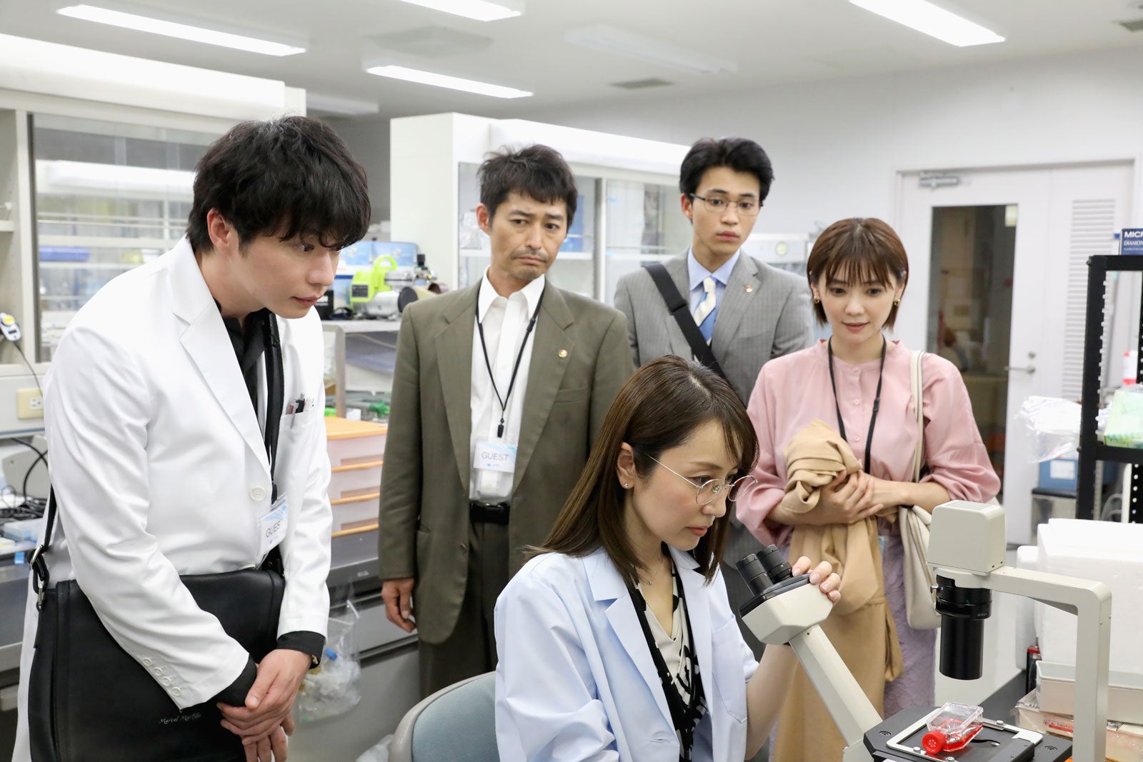 （後列左から）田中圭、安田顕、中田圭祐（前列左から）矢田亜希子、倉科カナ （C）夏緑・菊田洋之・小学館／テレビ東京／AX-ON