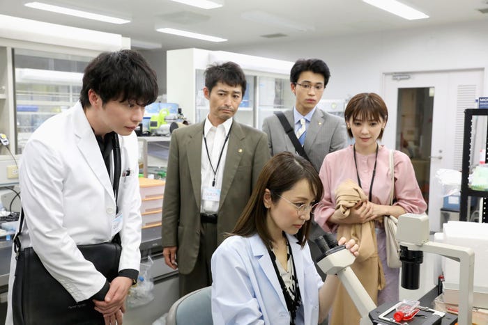 (後列左から)田中圭、安田顕、中田圭祐(前列左から)矢田亜希子、倉科カナ (C)夏緑・菊田洋之・小学館/テレビ東京/AX-ON