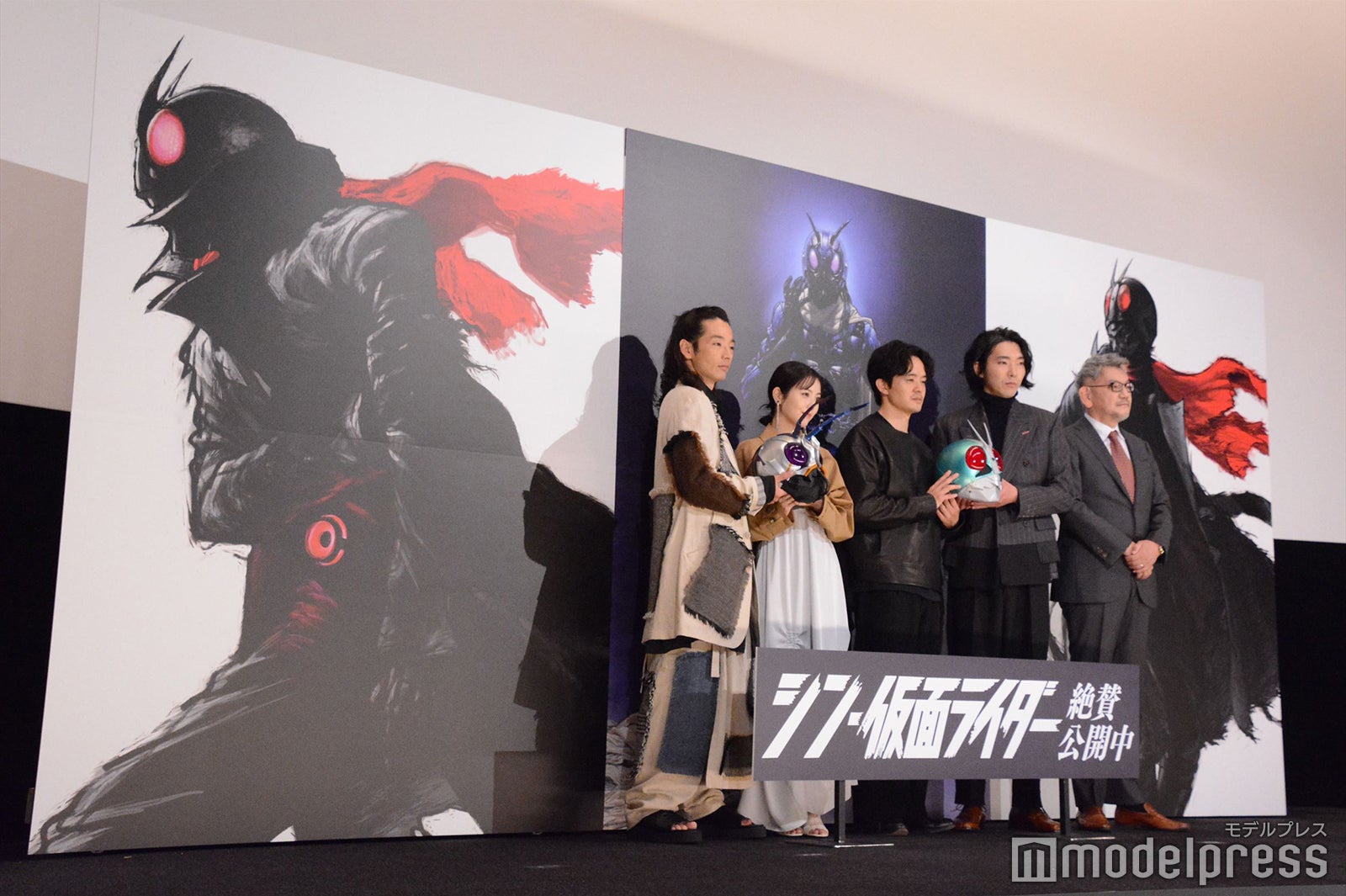 （左から）森山未來、浜辺美波、池松壮亮、柄本佑、庵野秀明監督（C）モデルプレス