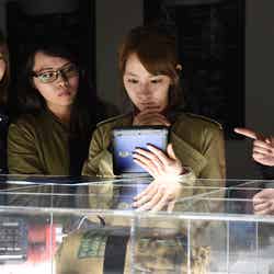 USJにサプライズ登場した吉岡里帆(中央)/(C)2017青山剛昌/名探偵コナン製作委員会