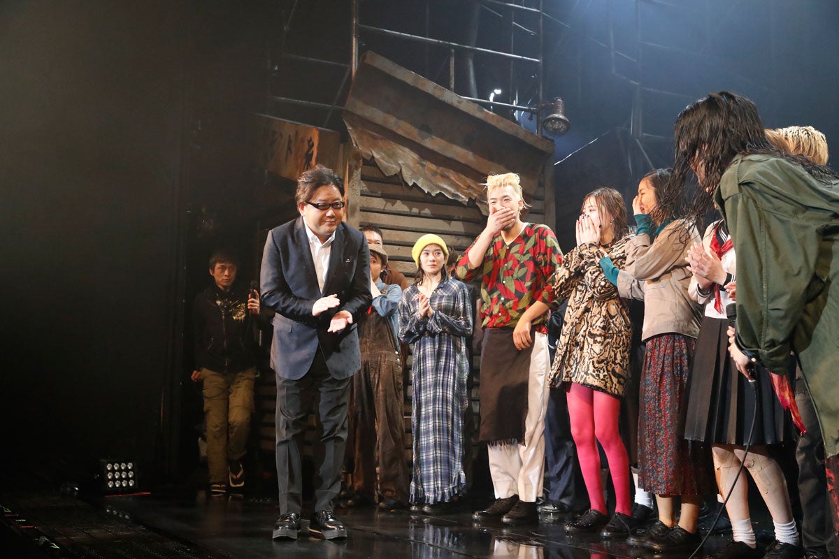 秋元康氏と驚く劇団員たち（提供画像）