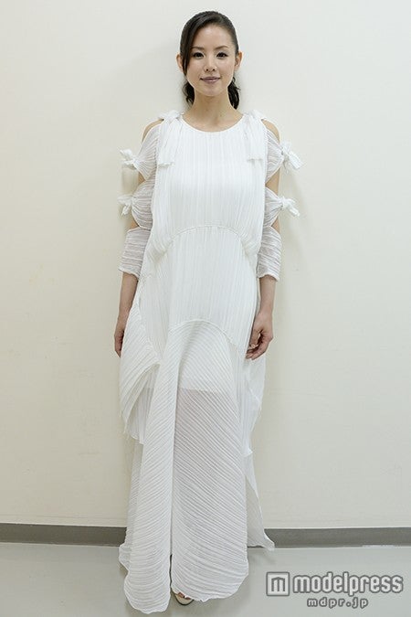 小顔が際立つロングドレスで優美に登場した小西真奈美