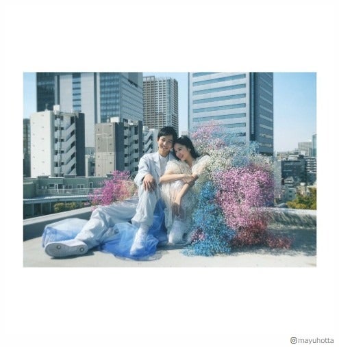 堀田真由、鈴木仁と密着 「ゼクシィ」オフショット公開