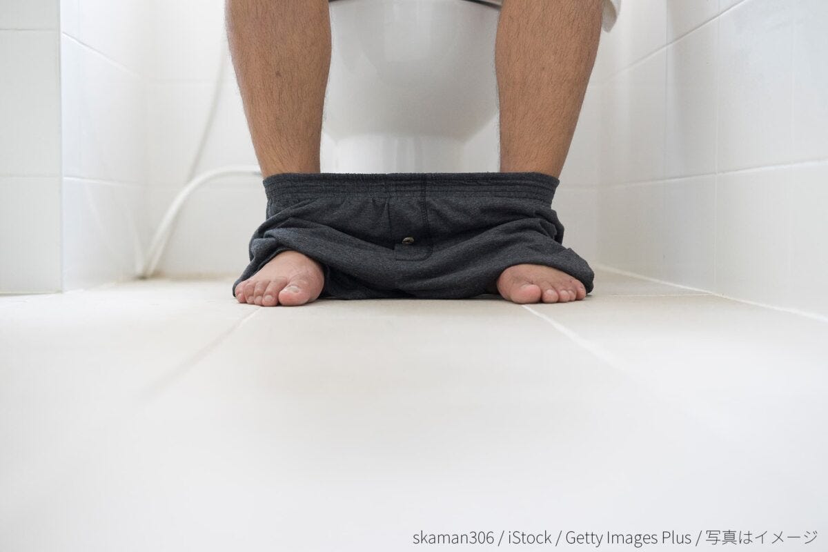 トイレする男性