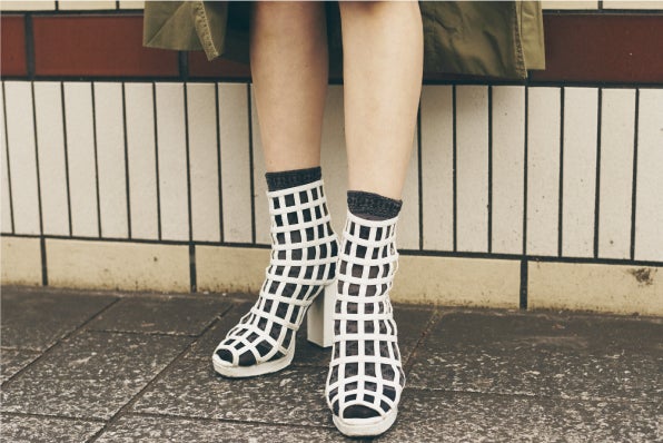 ブロック柄の白ショートブーツ（C）TOPLOG