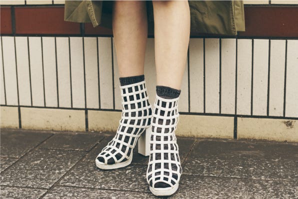 ブロック柄の白ショートブーツ(C)TOPLOG