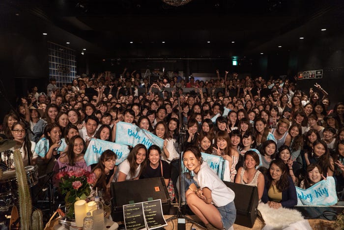 Baby Kiy、ライブの様子