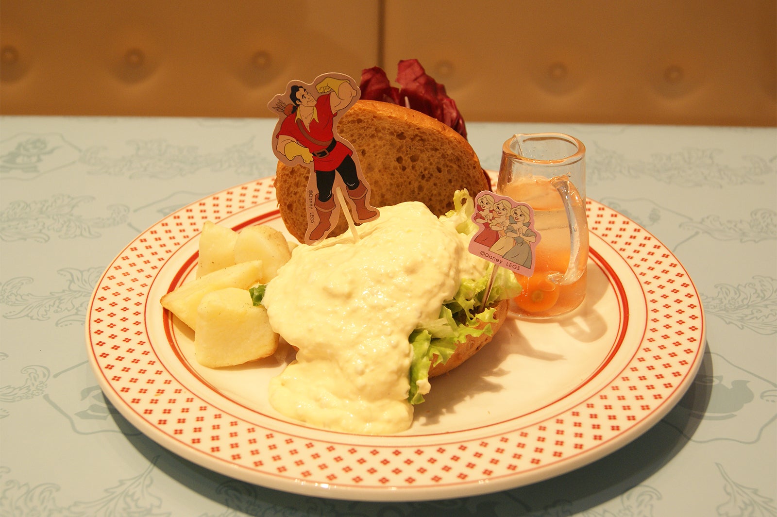 ＜Gaston＞強いぞ！グリルチキンバーガー1,890円（C）Disney