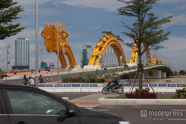 ダナンからミーケービーチ周辺までを繋ぐロン橋／土日夜になると口から火を吹く／photo by gregw66