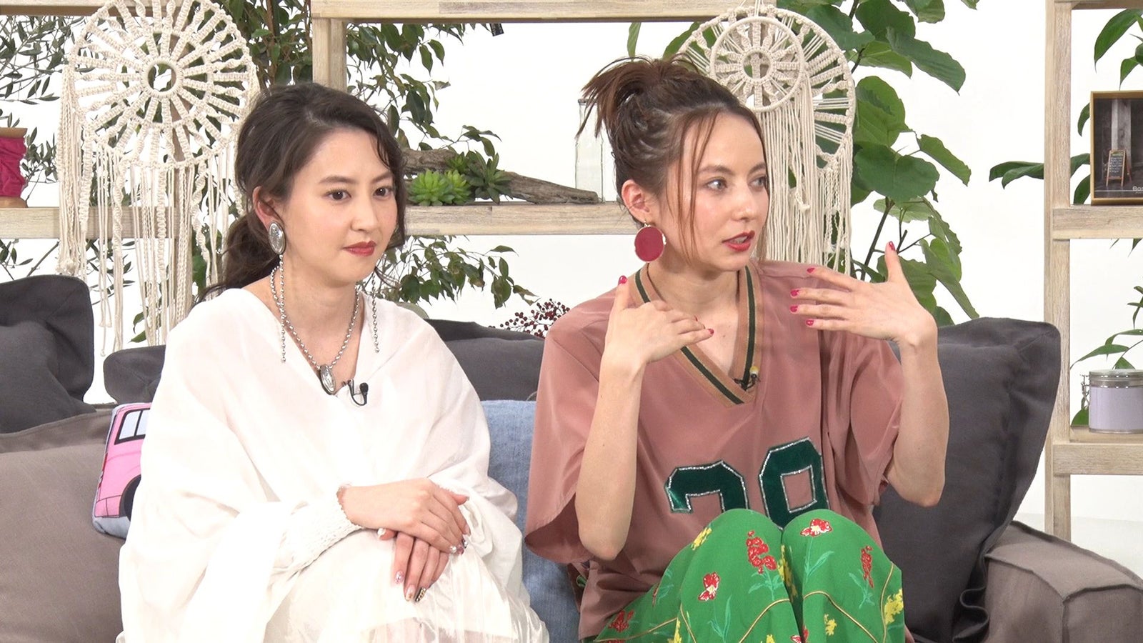 河北麻友子、ベッキー／「あいのり：Asian Journey」第22話より（C）フジテレビ