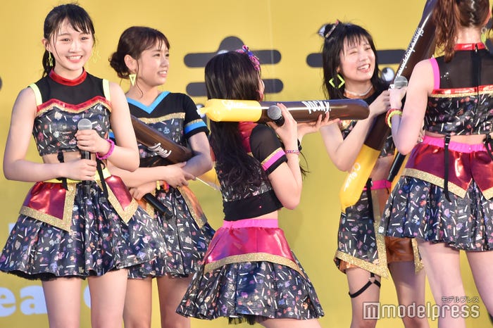 メンバーを撃ったり (C)モデルプレス