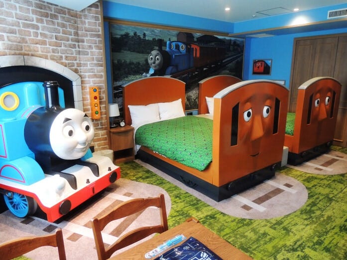 アニーとクララベルをモチーフにしたベッドが印象的です