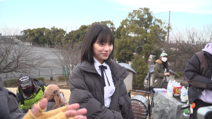 當真あみ/新TVCM『カルピスウォーター』「甘ずっぱい日常」編メイキングより(提供写真)