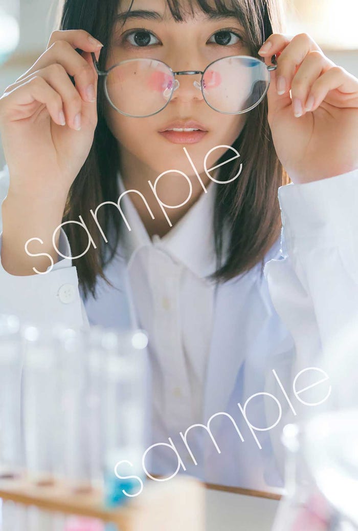 小坂菜緒1st写真集『君は誰?』ポストカードコーチャンフォー版「リケジョな彼女」/撮影:藤原宏
