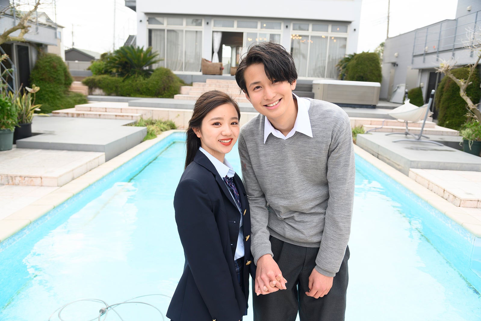 モデルプレスのインタビューにリモートで応じたりの（永江梨乃）、みなみ（佐久間美波）（C）ABEMA