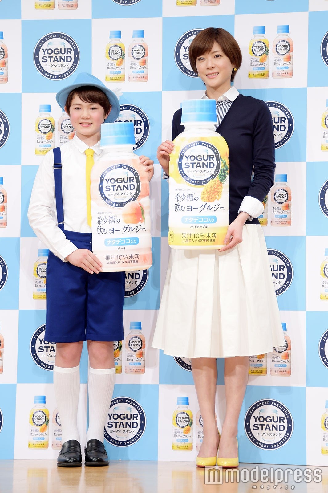 （左から）ウィリアムズ・カイザーくん、上野樹里（C）モデルプレス