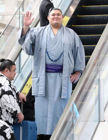 帯の位置が高っ！大相撲パリ公演に人気女優 174cm、モダン着物でひときわ目立つ バッグや小物使いもさすがのセンス