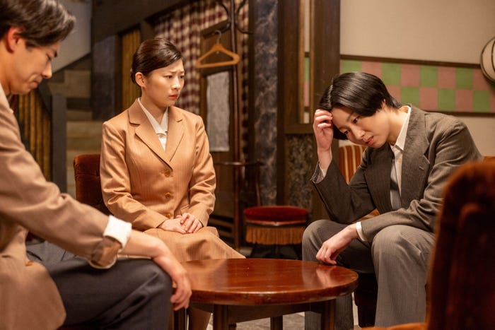 戸塚純貴、伊藤沙莉、土居志央梨「虎に翼」第64話(C)NHK