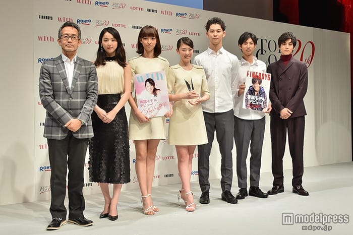 (左より)宮本亜門氏、佐々木希、with賞の山崎あみさん、グランプリの小林京香さん、審査委員特別賞の飯作雄太郎さん、FINEBOYS賞の馬場貴志さん、松坂桃李