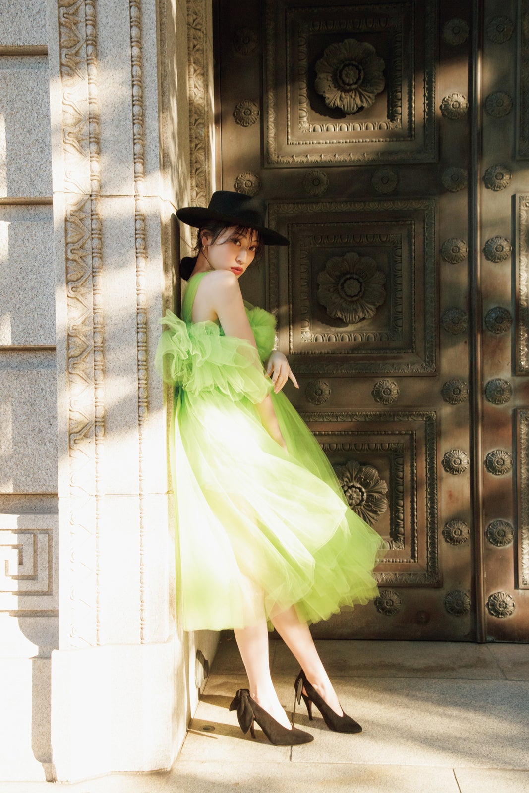 『吉田朱里ファースト写真集　#rouge』より（提供写真）