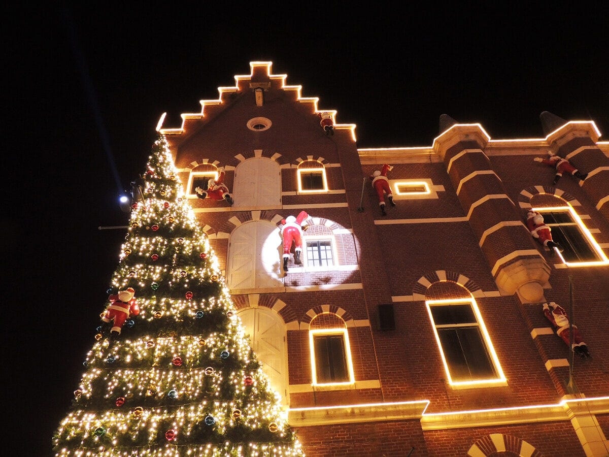 オランダの街並みの中、建物の壁を登っているたくさんのサンタクロース。夜になるとひとりひとりピンスポットが当たる演出も楽しいんです