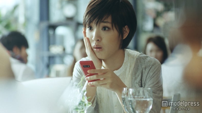 剛力彩芽／新CM「auスマートパス アプリ取り放題」篇より