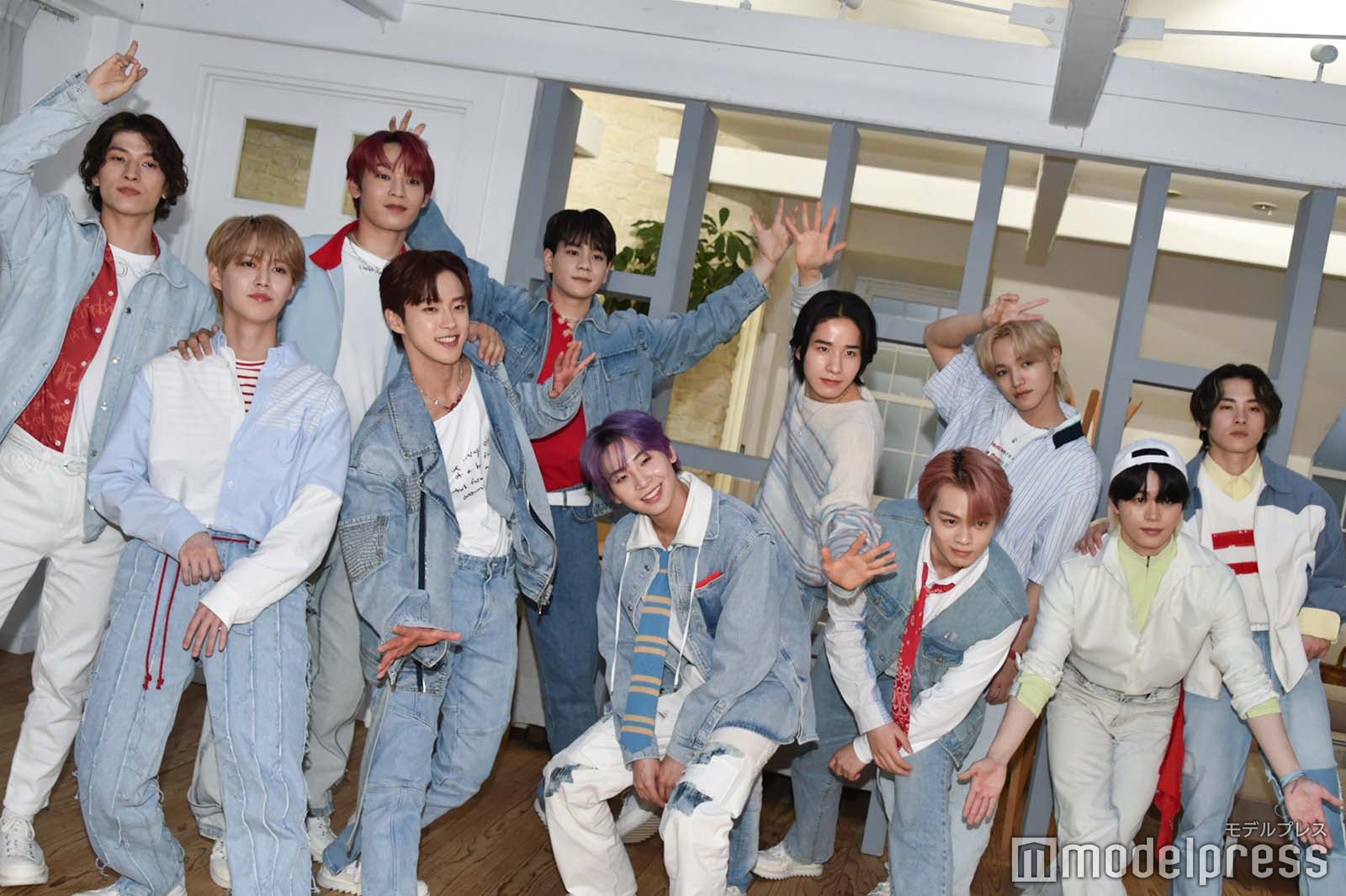 カメラマンに「大きいポーズを」とリクエストされポーズをとるJO1 （C）モデルプレス