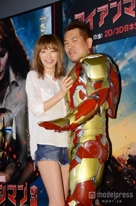 夫婦揃って映画「アイアンマン3」のイベントに登場した、木下優樹菜（左）とFUJIWARAの藤本敏史（右）