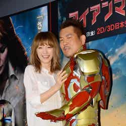 夫婦揃って映画「アイアンマン3」のイベントに登場した、木下優樹菜(左)とFUJIWARAの藤本敏史(右)