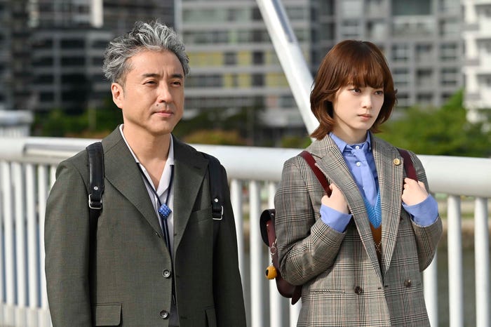 ムロツヨシ、平手友梨奈「うちの弁護士は手がかかる」(C)フジテレビ