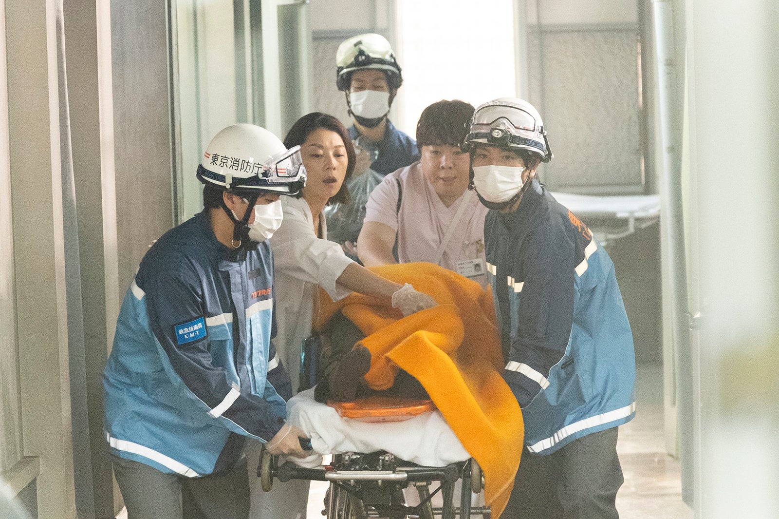 小池栄子、塚地武雅「新宿野戦病院」第7話より（C）フジテレビ