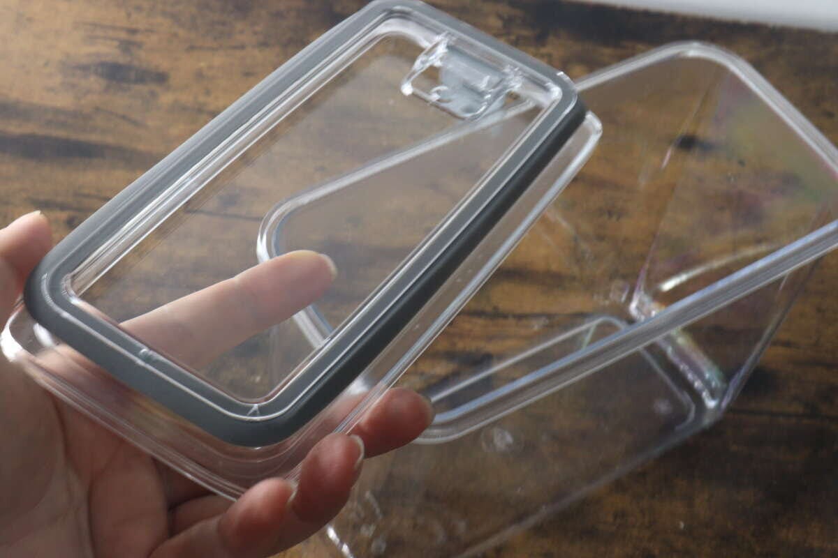 密閉容器のフタが開き、パッキンが外れている様子 密閉容器のフタが開き、パッキンが外れている様子