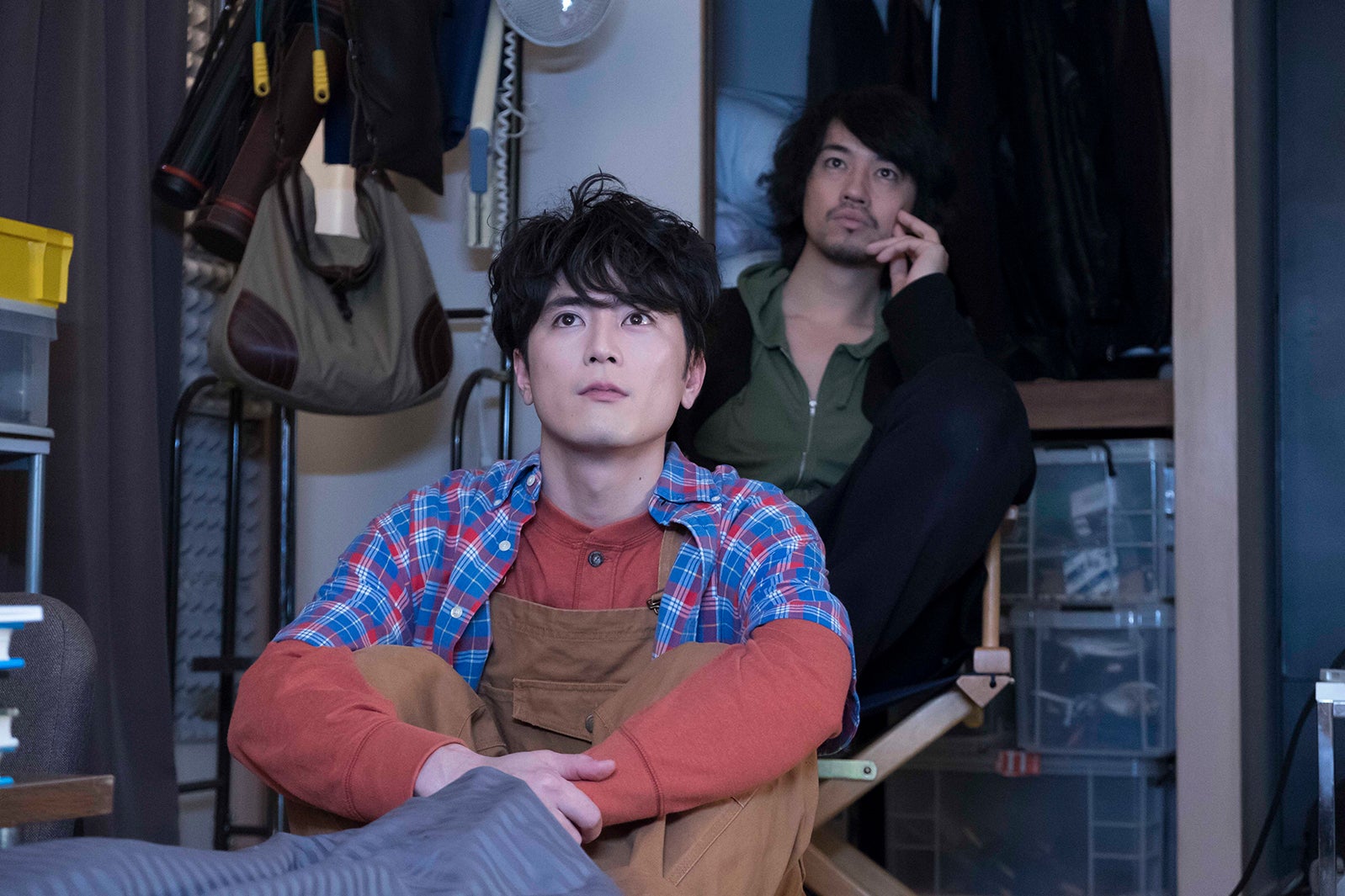 森山涼次（間宮祥太朗）は映画監督・元住吉祥平（斎藤工）の家に居候中 （C）NHK