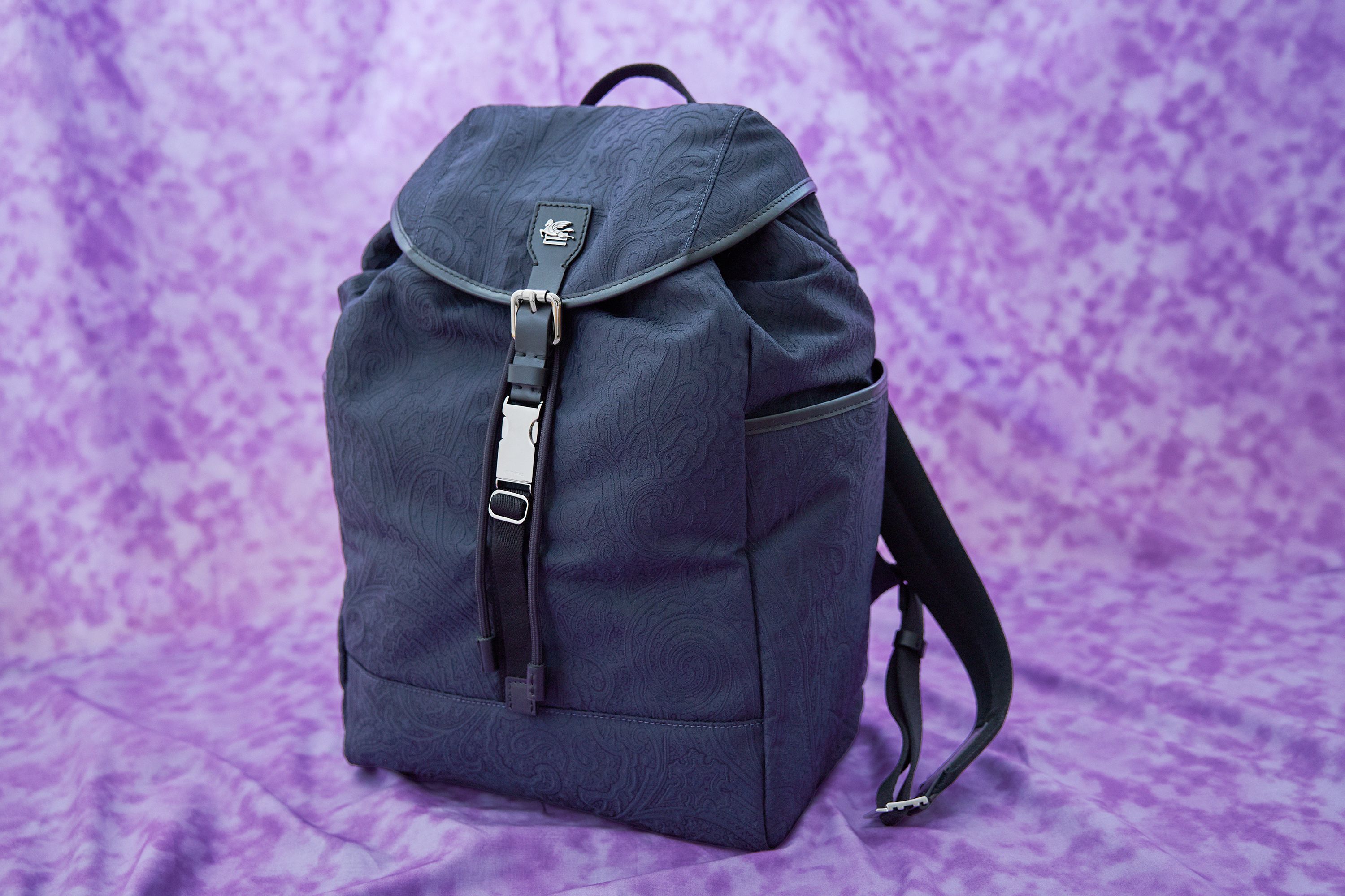 ペイズリーが描く、洗練のトラベルスタイルが魅力のエトロ──2026年春、バッグsと財布の最新事情