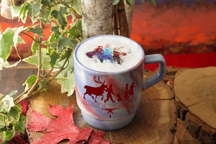 ＜アナと雪の女王２＞ほっこりチーズケーキミルクティー　990円／カップ付　2,490円（C）Disney