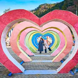 ハートが連なるアーチ(C)モデルプレス