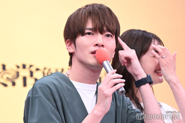 ドラマの撮影がいつから始まったかを必死に思い出す深澤辰哉(C)モデルプレス