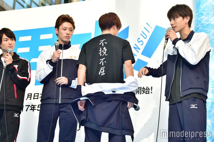 龍峰高校のTシャツには「不撓不屈」 (C)モデルプレス